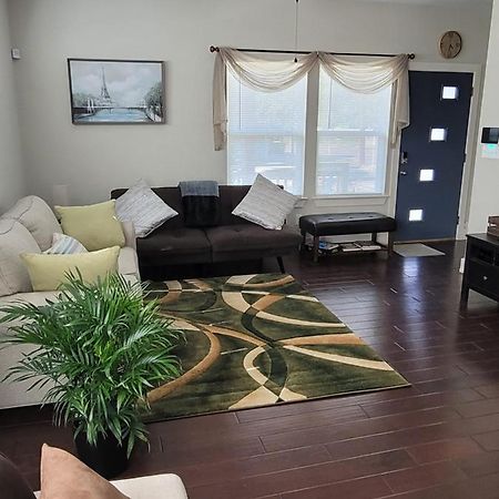 Spacious Townhouse Minutes From Downtown Sa. سان أنطونيو المظهر الخارجي الصورة