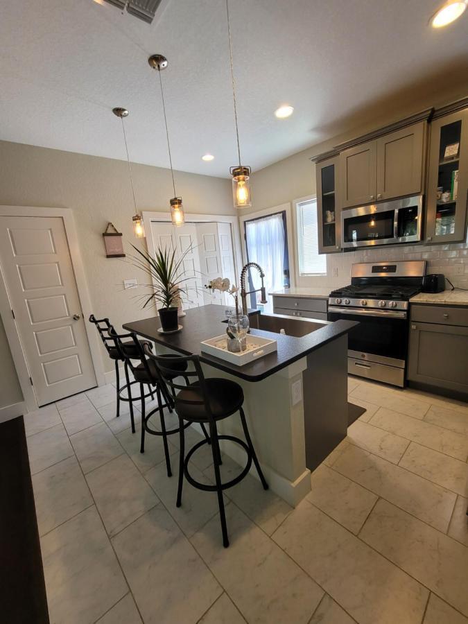 Spacious Townhouse Minutes From Downtown Sa. سان أنطونيو المظهر الخارجي الصورة