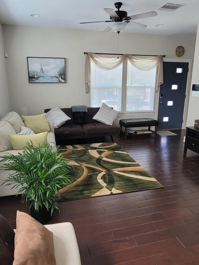Spacious Townhouse Minutes From Downtown Sa. سان أنطونيو المظهر الخارجي الصورة
