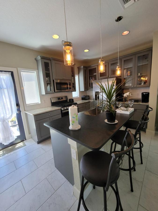 Spacious Townhouse Minutes From Downtown Sa. سان أنطونيو المظهر الخارجي الصورة